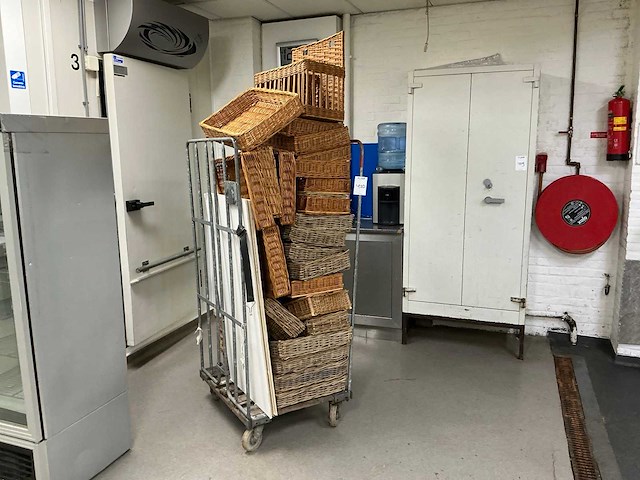 Rieten presentatiemanden met transportkar - afbeelding 1 van  8