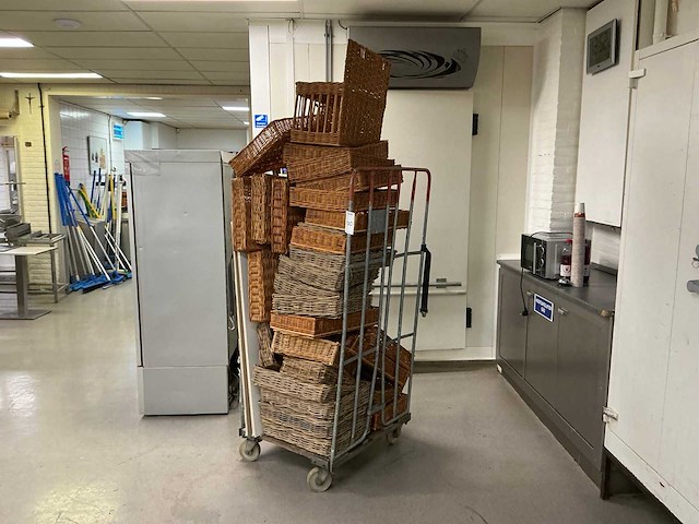 Rieten presentatiemanden met transportkar - afbeelding 2 van  8