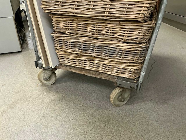Rieten presentatiemanden met transportkar - afbeelding 3 van  8