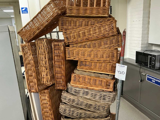 Rieten presentatiemanden met transportkar - afbeelding 4 van  8