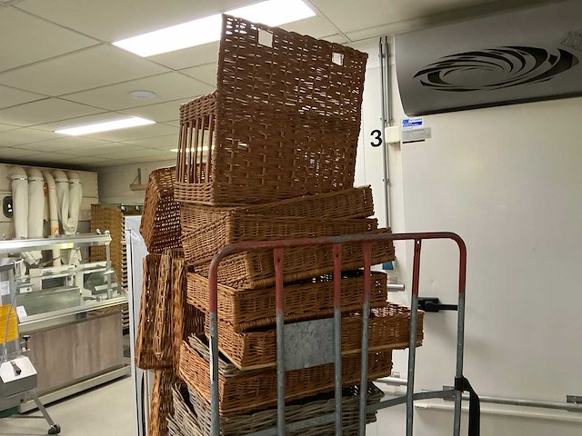 Rieten presentatiemanden met transportkar - afbeelding 5 van  8