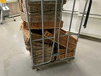 Rieten presentatiemanden met transportkar - afbeelding 6 van  8