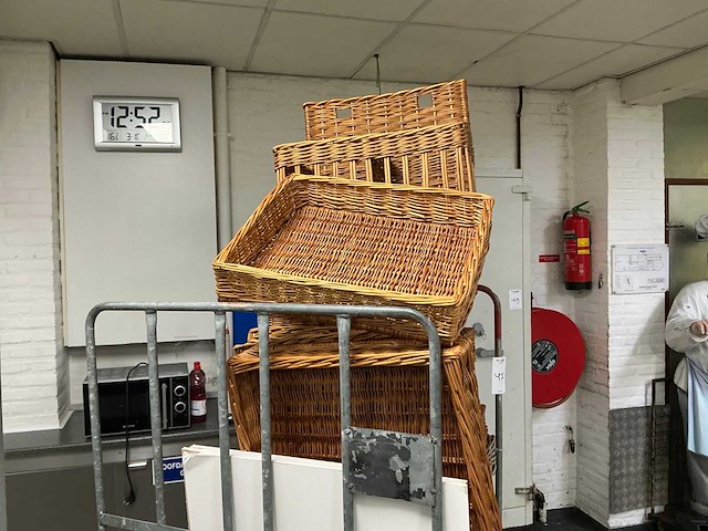 Rieten presentatiemanden met transportkar - afbeelding 7 van  8