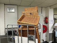 Rieten presentatiemanden met transportkar - afbeelding 7 van  8