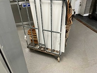 Rieten presentatiemanden met transportkar - afbeelding 8 van  8