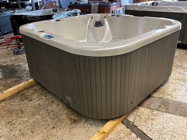 Rijnberg jacuzzi - afbeelding 1 van  17