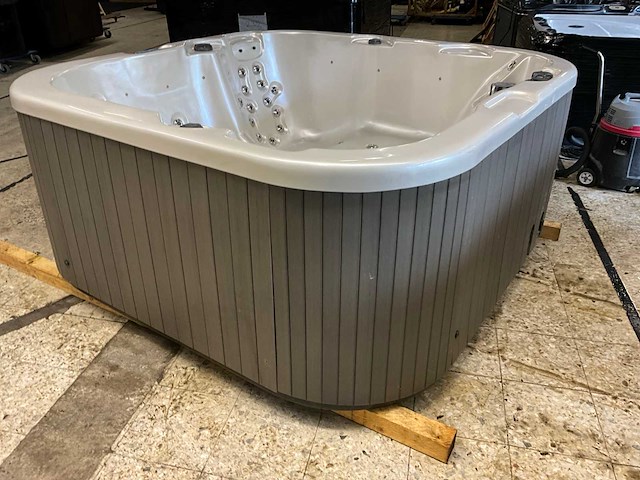 Rijnberg jacuzzi - afbeelding 10 van  17