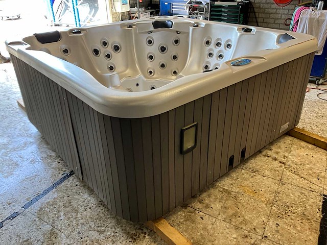 Rijnberg jacuzzi - afbeelding 1 van  19