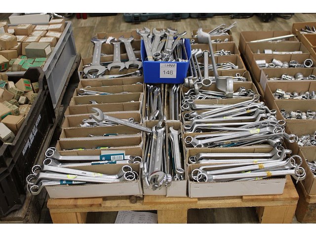 Ring- en steeksleutels w.o. etop in grote hoeveelheid en diversiteit op pallet. - afbeelding 1 van  3