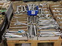 Ring- en steeksleutels w.o. etop in grote hoeveelheid en diversiteit op pallet. - afbeelding 1 van  3