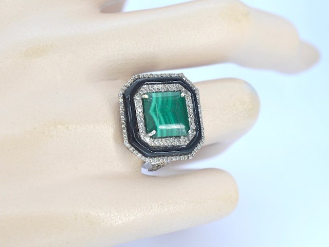 Ring met centraal groene malachiet omringt door witte natuurlijke diamanten en zwarte onix - afbeelding 2 van  6