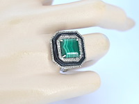 Ring met centraal groene malachiet omringt door witte natuurlijke diamanten en zwarte onix - afbeelding 2 van  6
