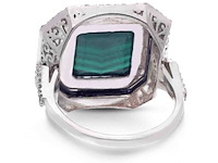 Ring met centraal groene malachiet omringt door witte natuurlijke diamanten en zwarte onix - afbeelding 4 van  6
