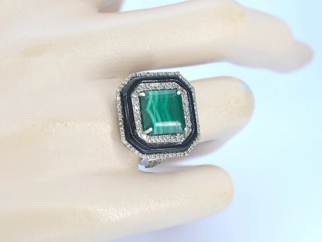 Ring met centraal groene malachiet omringt door witte natuurlijke diamanten en zwarte onix - afbeelding 2 van  6