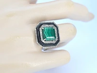 Ring met centraal groene malachiet omringt door witte natuurlijke diamanten en zwarte onix - afbeelding 2 van  6