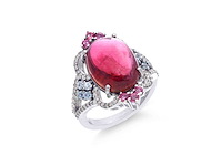 Ring met donkerroze toermalijn blauwe topazen en diamanten