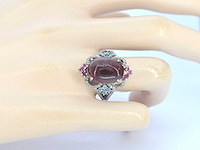 Ring met donkerroze toermalijn blauwe topazen en diamanten - afbeelding 2 van  5