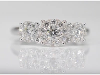 Ring met drie chatons van diamanten 0.75 carat