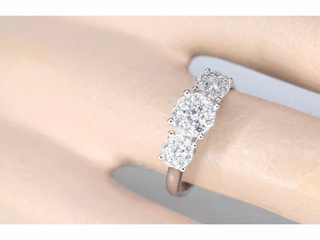 Ring met drie chatons van diamanten 0.75 carat - afbeelding 2 van  6