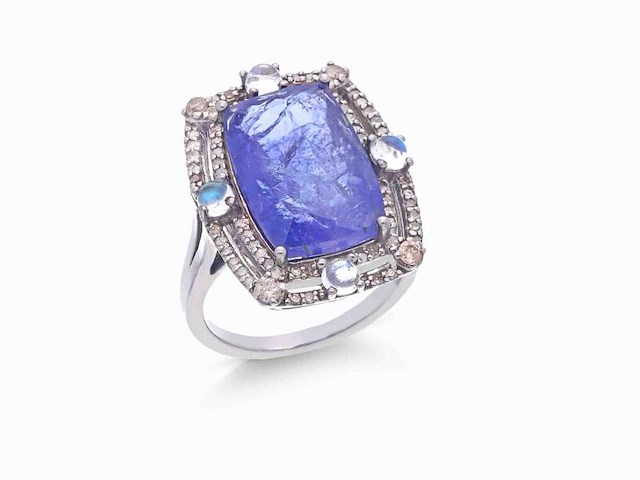 Ring met een grote langwerpige kussenvorm geslepen tanzaniet, maanstenen en natuurlijke diamanten - afbeelding 1 van  5