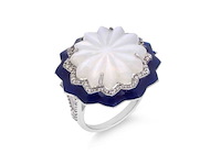 Ring met kristal en natuurlijk diamanten omringt door een blauwe rand