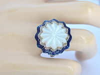 Ring met kristal en natuurlijk diamanten omringt door een blauwe rand - afbeelding 2 van  6