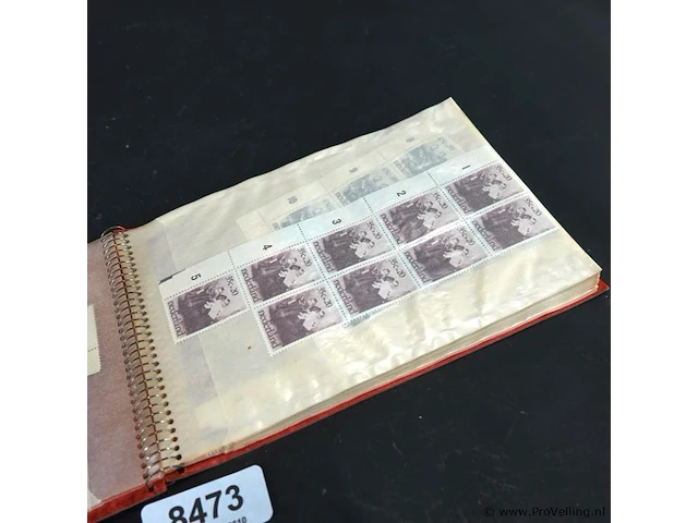 Ringbandalbum met transparante insteekhoezen waarin een strook nederlandse postzegels - afbeelding 3 van  10