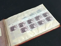 Ringbandalbum met transparante insteekhoezen waarin een strook nederlandse postzegels - afbeelding 3 van  10