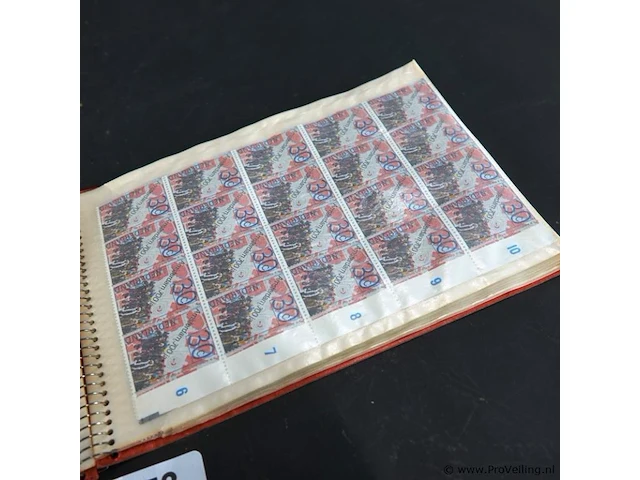 Ringbandalbum met transparante insteekhoezen waarin een strook nederlandse postzegels - afbeelding 4 van  10