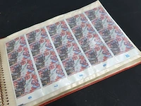 Ringbandalbum met transparante insteekhoezen waarin een strook nederlandse postzegels - afbeelding 4 van  10