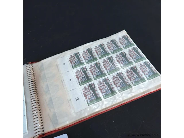 Ringbandalbum met transparante insteekhoezen waarin een strook nederlandse postzegels - afbeelding 5 van  10