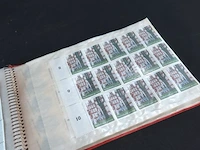 Ringbandalbum met transparante insteekhoezen waarin een strook nederlandse postzegels - afbeelding 5 van  10