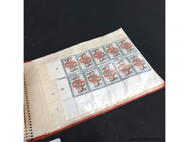 Ringbandalbum met transparante insteekhoezen waarin een strook nederlandse postzegels - afbeelding 6 van  10