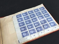 Ringbandalbum met transparante insteekhoezen waarin een strook nederlandse postzegels - afbeelding 7 van  10