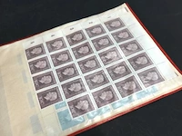 Ringbandalbum met transparante insteekhoezen waarin een strook nederlandse postzegels - afbeelding 8 van  10