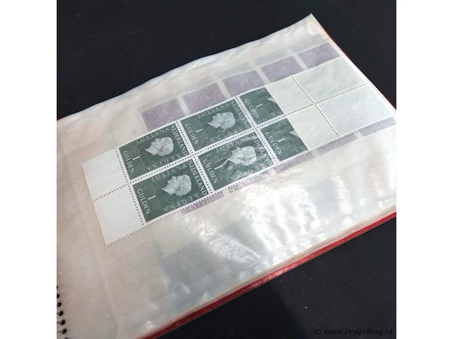 Ringbandalbum met transparante insteekhoezen waarin een strook nederlandse postzegels - afbeelding 9 van  10