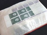 Ringbandalbum met transparante insteekhoezen waarin een strook nederlandse postzegels - afbeelding 9 van  10