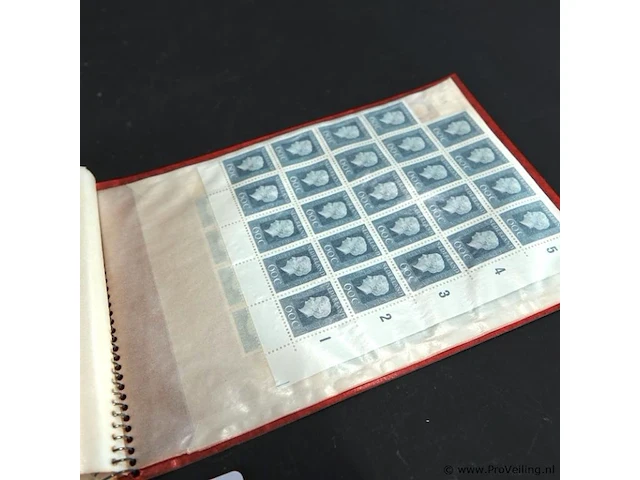Ringbandalbum met transparante insteekhoezen waarin een strook nederlandse postzegels - afbeelding 10 van  10