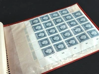 Ringbandalbum met transparante insteekhoezen waarin een strook nederlandse postzegels - afbeelding 10 van  10
