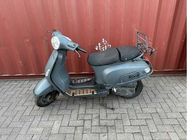 Riva - bromfiets scooter - afbeelding 1 van  8