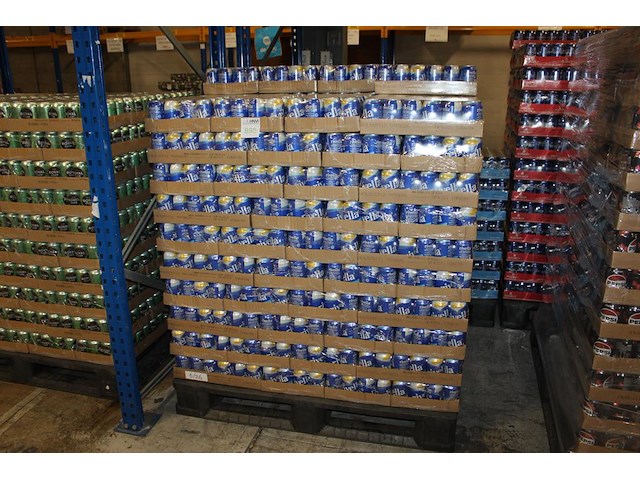 Rivella. 105 trays a 24 blikken 0,33l. totaal 2520 blikken. tht 6-26. bod is inclusief 378 euro statiegeldw... - afbeelding 1 van  2