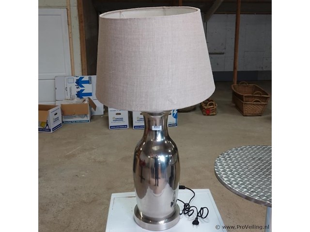 Rivièra maison roger hotel tafellamp met een bijpassende classic linnen lampenkap. - afbeelding 1 van  5