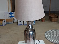 Rivièra maison roger hotel tafellamp met een bijpassende classic linnen lampenkap. - afbeelding 1 van  5