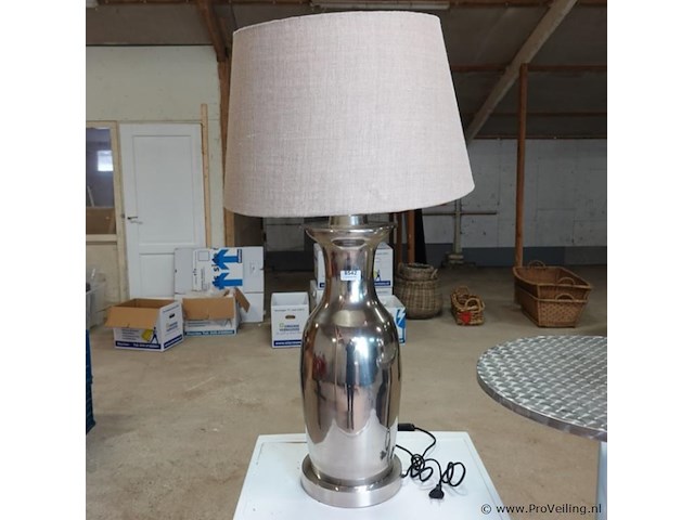 Rivièra maison roger hotel tafellamp met een bijpassende classic linnen lampenkap. - afbeelding 5 van  5