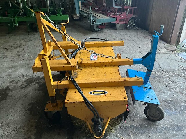 Riwal hydraulische veegmachine met driepuntsaankoppeling - afbeelding 14 van  17