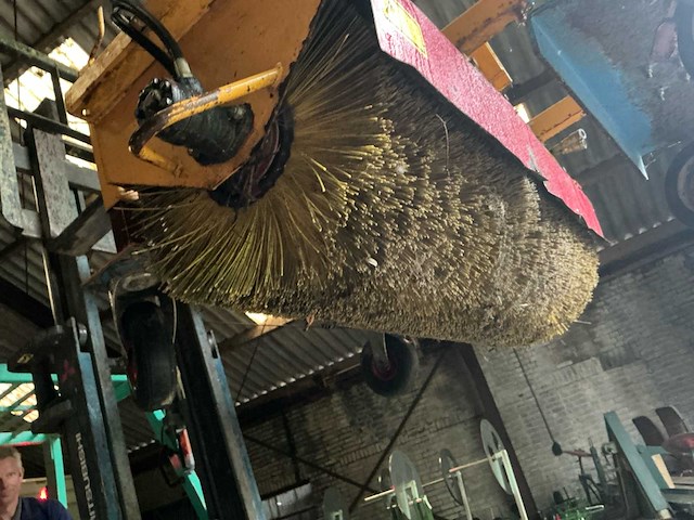 Riwal hydraulische veegmachine met driepuntsaankoppeling - afbeelding 9 van  17