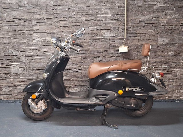 Riya grande retro 45km bromscooter - afbeelding 1 van  1