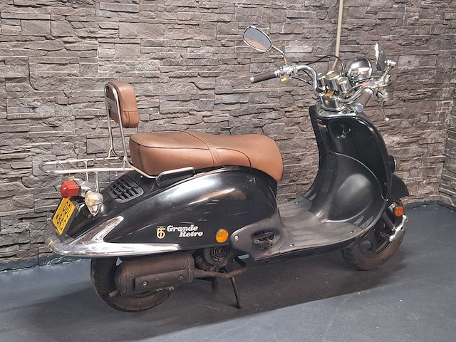 Riya grande retro 45km bromscooter - afbeelding 4 van  7