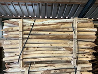 Robinia palen ø 60-80mm geschild en gepunt - 1800mm. - afbeelding 1 van  6