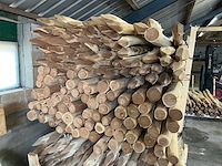 Robinia palen ø 60-80mm geschild en gepunt - 1800mm. - afbeelding 2 van  6